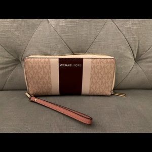 Michael Kors Logo Continental Wallet